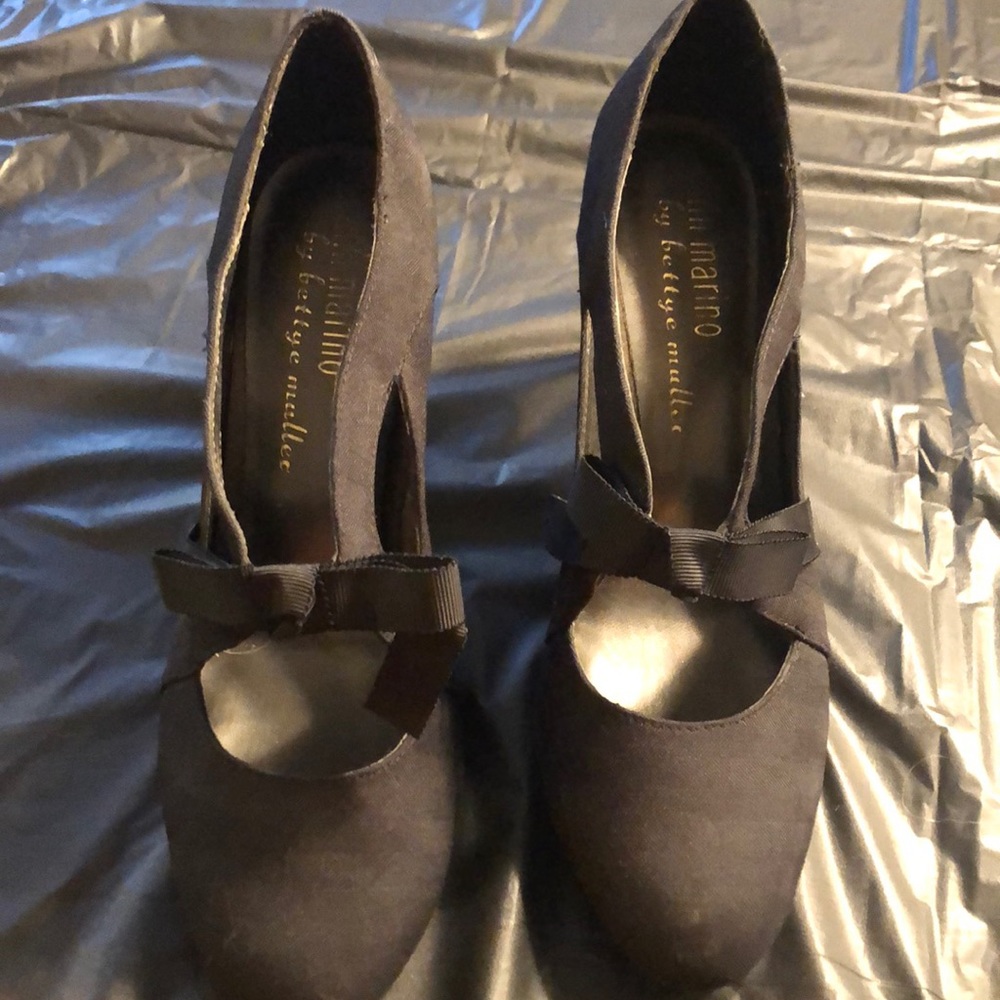 Black pumps!